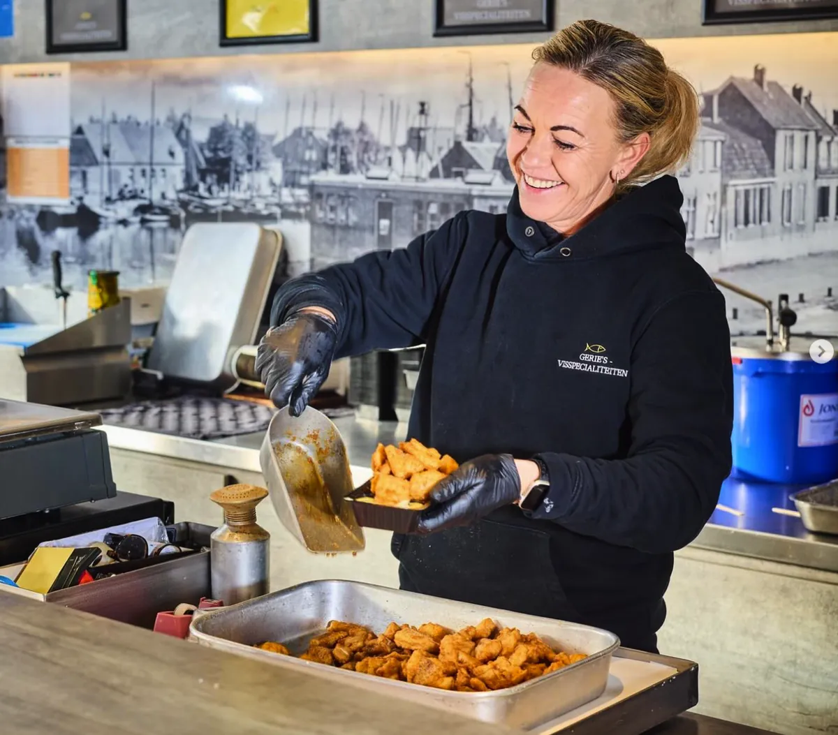 Warm gebakken kibbeling wordt vers opgeschept